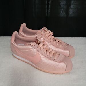 Nike Pink Sneakers Sleek Monochromatic Design